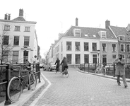 880516 Afbeelding van het verkeer op de Brigittenbrug over de Nieuwegracht te Utrecht, uit het zuidwesten.